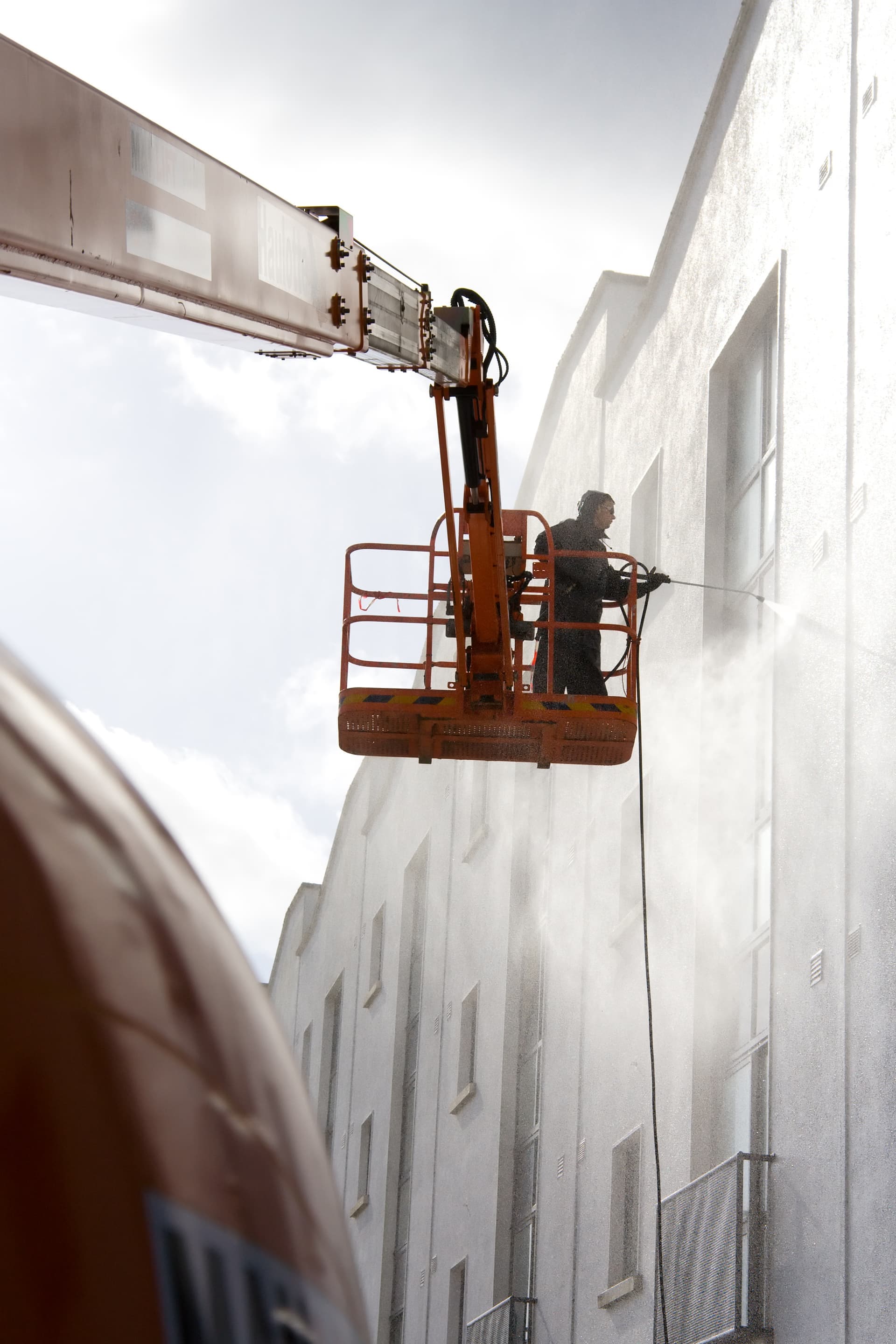 Professionell fasadtvätt med skylift på flervåningsbyggnad i Malmö