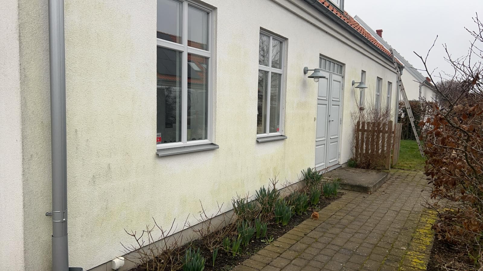 Fasadtvätt — före