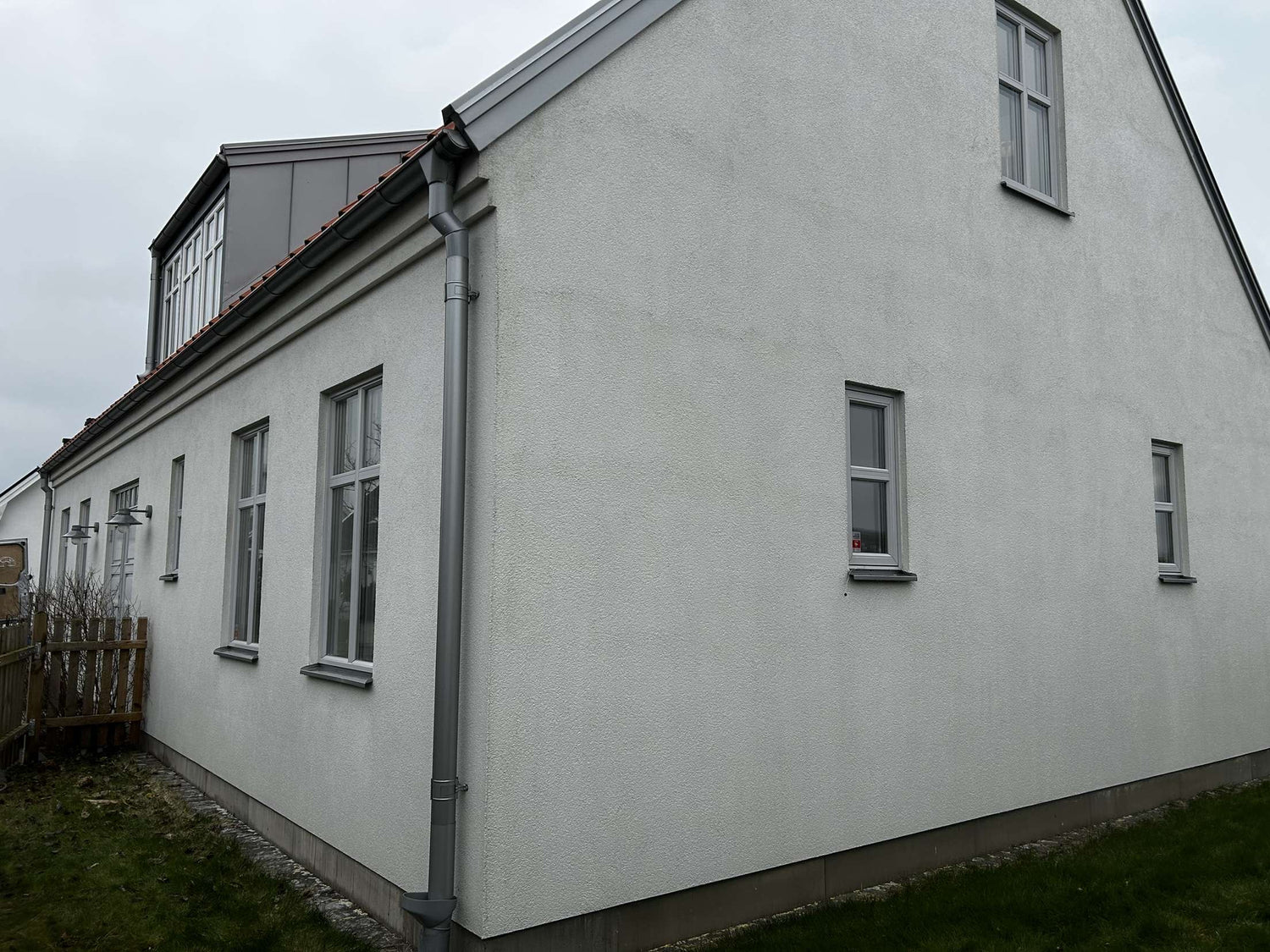 Putsfasad på baksidan i Malmö efter fasadtvätt med borttvättade alger